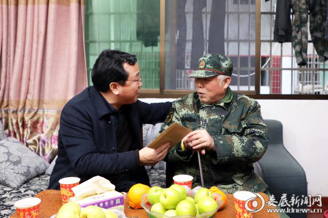 邓燕飞一行先后走访慰问了现役军官孙子龙家属和探亲休假在家的付建雄、荣立二等功的孙世英、三级伤残军人高树清和烈士遗属邹益莲。2