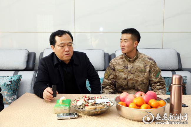 邓燕飞一行先后走访慰问了现役军官孙子龙家属和探亲休假在家的付建雄、荣立二等功的孙世英、三级伤残军人高树清和烈士遗属邹益莲。3