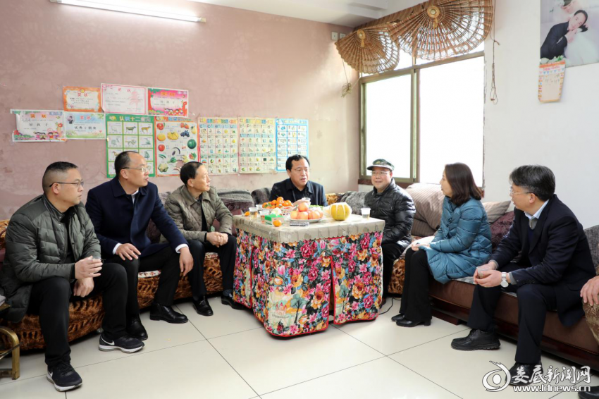 邓燕飞一行先后走访慰问了现役军官孙子龙家属和探亲休假在家的付建雄、荣立二等功的孙世英、三级伤残军人高树清和烈士遗属邹益莲。