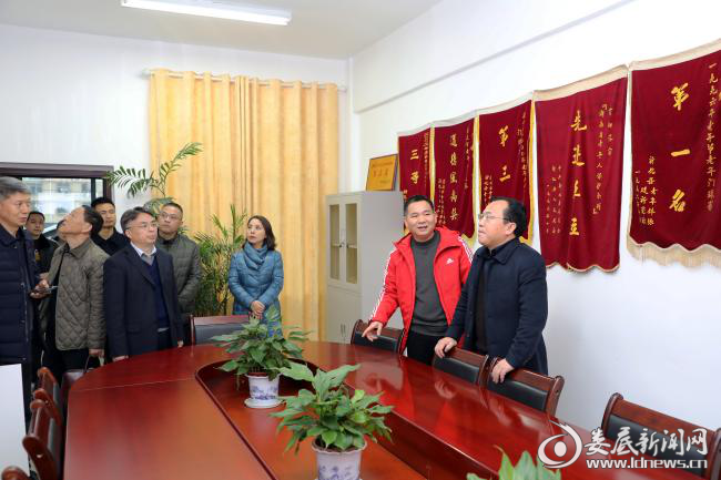 在娄底市和新化县军队离退休干部休养所，邓燕飞详细了解了军休所建设情况