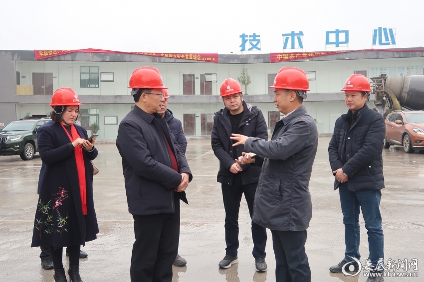 （当天下午，曾德智带队深入文正建材工业园、湖南格瑞斯门业有限公司、湖南海特工程机械产业园等企业开展春节期间安全生产督导检查）