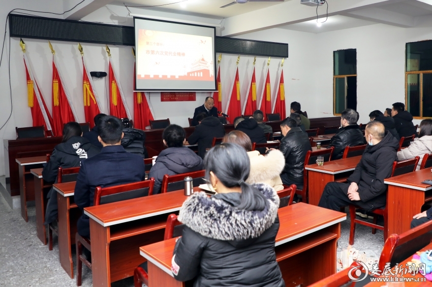 （吴润民在百茶园村村委会开展“党的十九届六中全会、省第十二次党代会和市第六次党代会精神”宣讲活动）