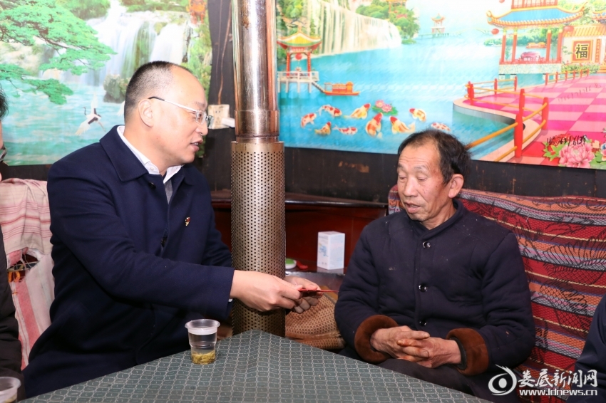 （1月25日，娄底市退役军人事务局组织机关、局直属各单位副科级以上领导干部到结对帮扶村新化县奉家镇百茶园村开展春节走访慰问活动，为他们送上关怀与温暖。这是在脱贫户家中）