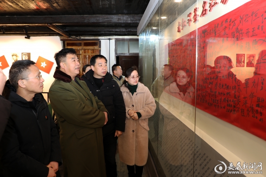 （在讲解员的引导下，大家依次参观了红二军团长征司令部旧址各个展区）