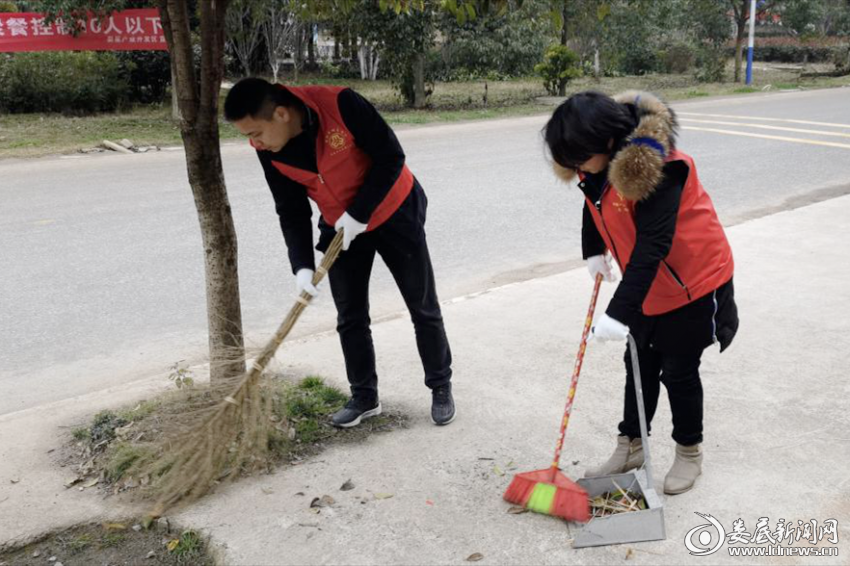 （志愿者们手拿扫把、簸箕、夹子等清洁工具，对道路两旁、房前屋后等地的枯枝落叶、生活垃圾进行了清理）