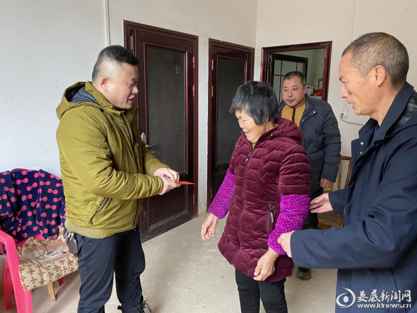 （走访慰问群众）