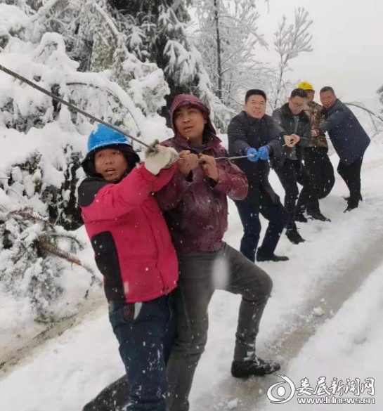 （党委书记邹益兵带领值班人员抢修电力）