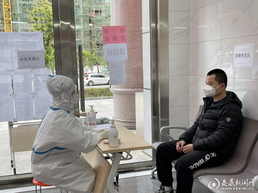 （医护人员询问其旅居史及接触史）