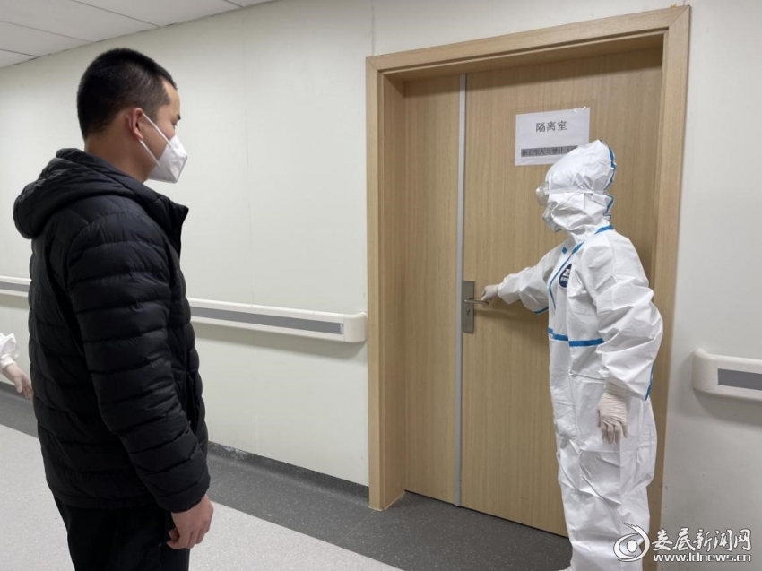 （医护人员将患者引领至隔离点）