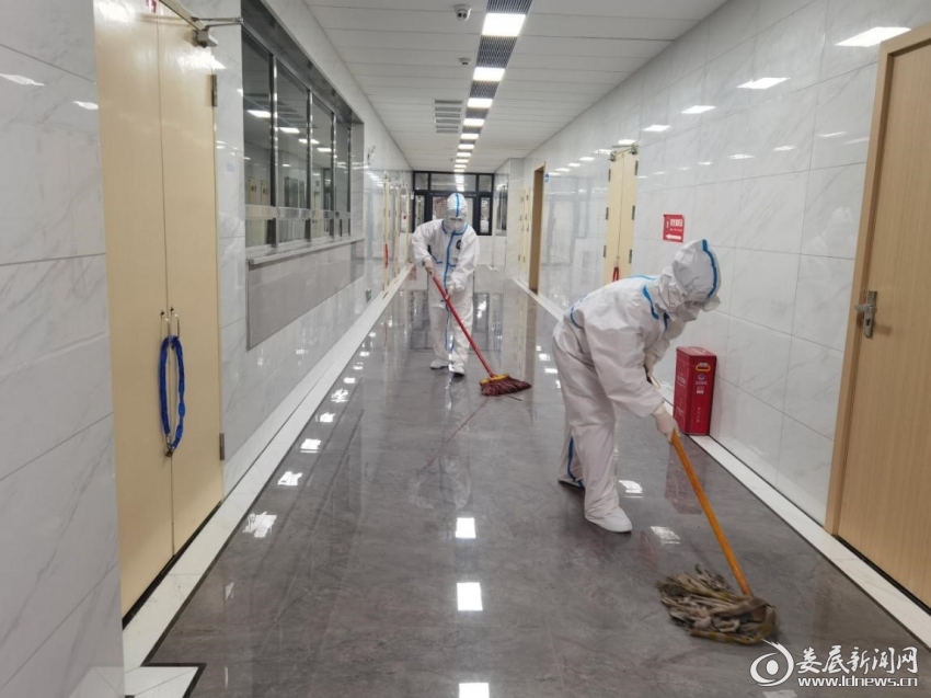 （工作人员对现场进行清理恢复，进行终末消杀工作）