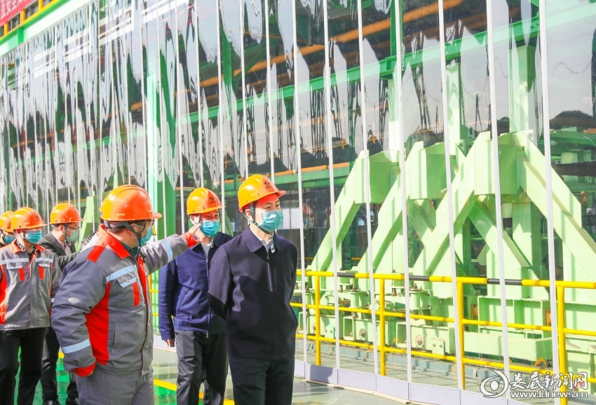 图二,曾超群察看湖南浙湘新材料科技有限公司高牌号硅钢项目