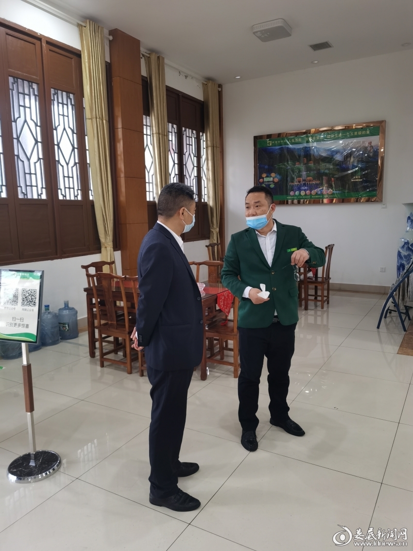 图为市殡葬执法大队负责人易礼志（左一）听取娄底金宝灵塔园负责人介绍情况