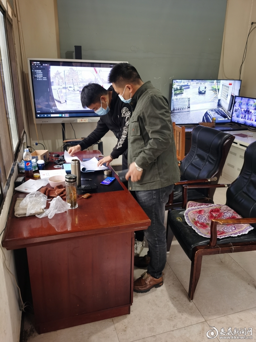图为检查人员在市殡仪馆查看信息记录