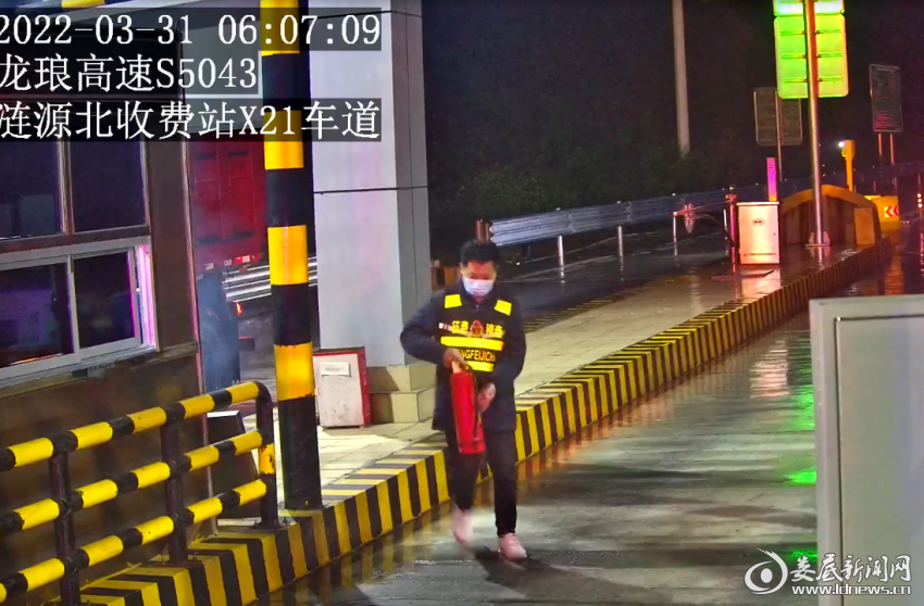 （监控画面，贺智丽拧着灭火器飞奔救火）