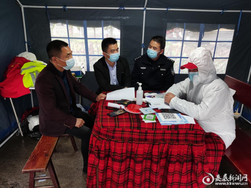 （炉观镇人大代表始终坚守卡点一线，对过往车辆人员严格落实戴口罩、扫场所码、查健康码、查行程码、核验48小时内核酸检测阴性证明等防控措施，全力筑牢安全防线。）