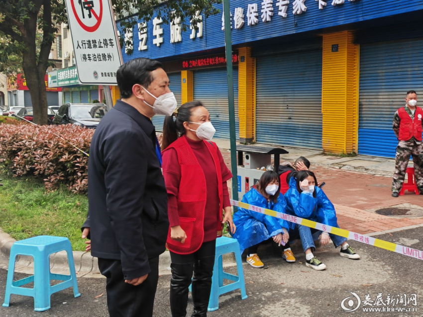 区人大常委会主任陈晓林在核酸检测现场督导工作