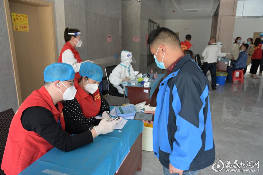 （娄星产业开发区党员志愿者助力核酸检测工作）