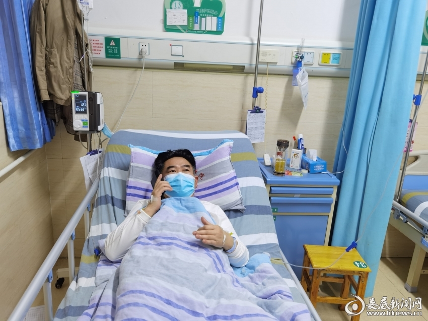 袁备民在病床上指挥调度志愿服务工作