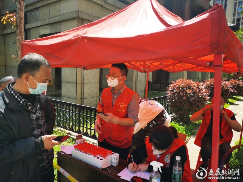 市财政局志愿服务者下层社区助力开展核酸检测