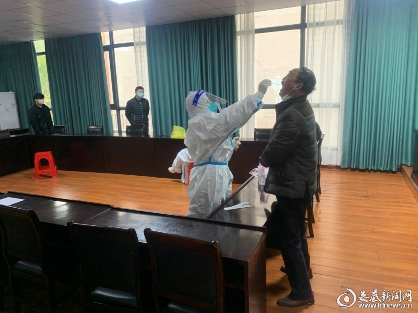 （娄星区妇幼保健医院医护人员为市新华书店职工及家属做核酸检测）