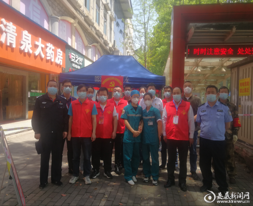（支援新华书店所在社区一轮轮核酸检测现场组织、居民服务）