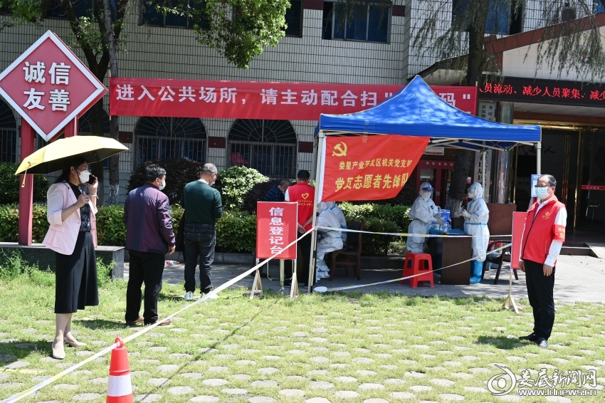 （娄星产业开发区党工委书记、园区疫情防控工作领导小组组长曾德智在社区核酸监测点）