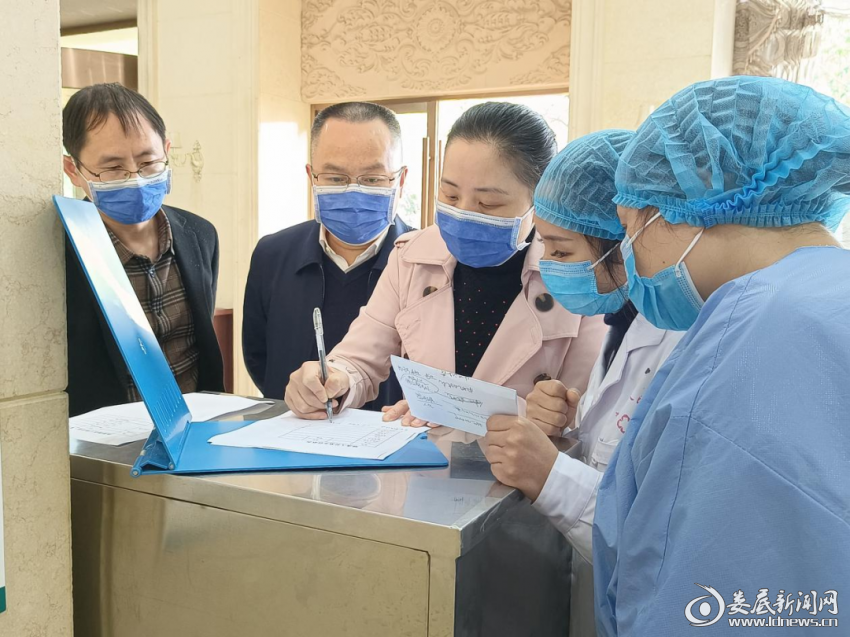 （省人大代表贺军民（左二）在隔离酒店推行集中隔离医学观察点医院管理模式）