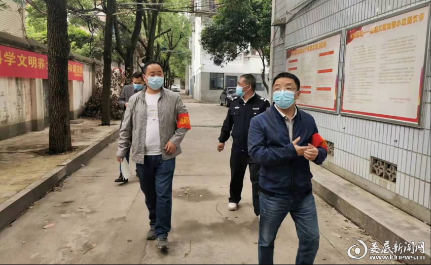 （中心北院抗疫临时党支部支委到院落走访）