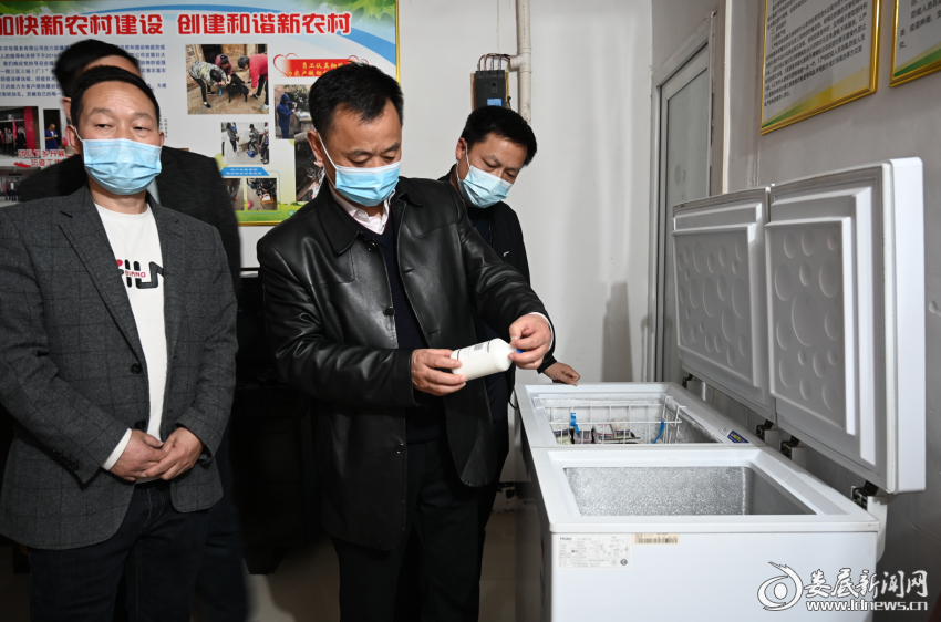 （娄底市畜牧水产和农机事务中心相关负责人在涟源市科农农牧服务有限公司查看动物疫苗储备情况）