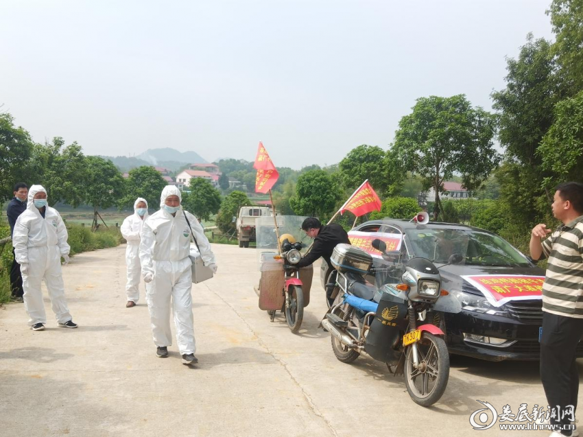 （防疫员在路上）