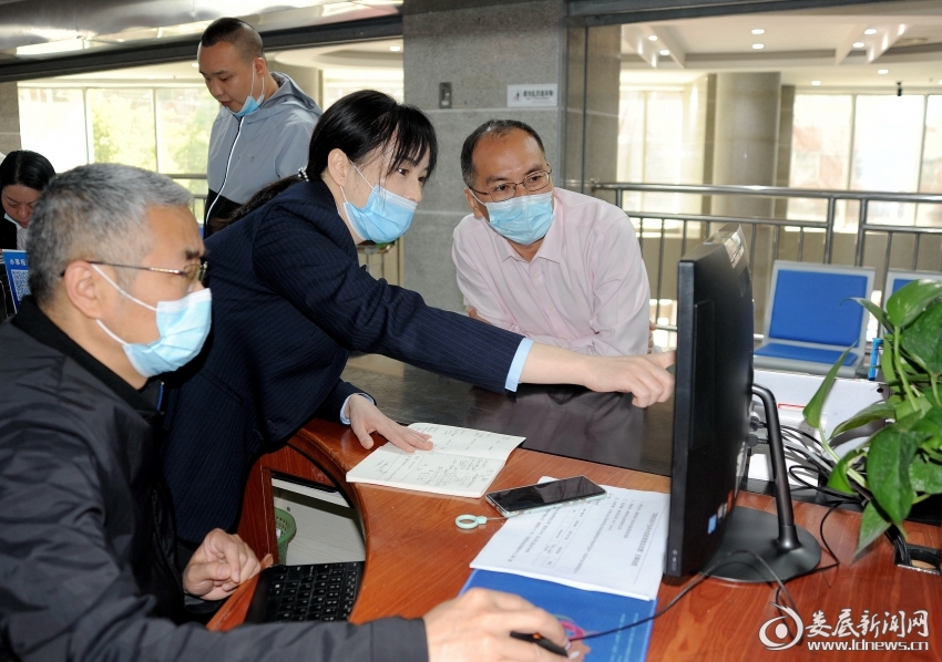 （4月21日上午，娄底水业公司党委副书记、总经理周军（左一）以企业用户和工作人员双重身份走进市政务中心服务大厅，零距离体验线下用水报装办理全流程）