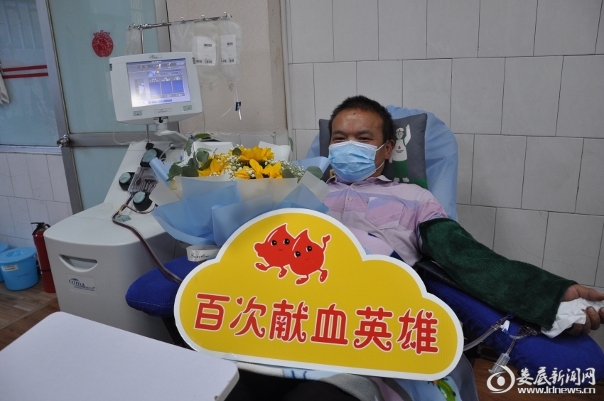 图为李斌在进行第100次献血_副本