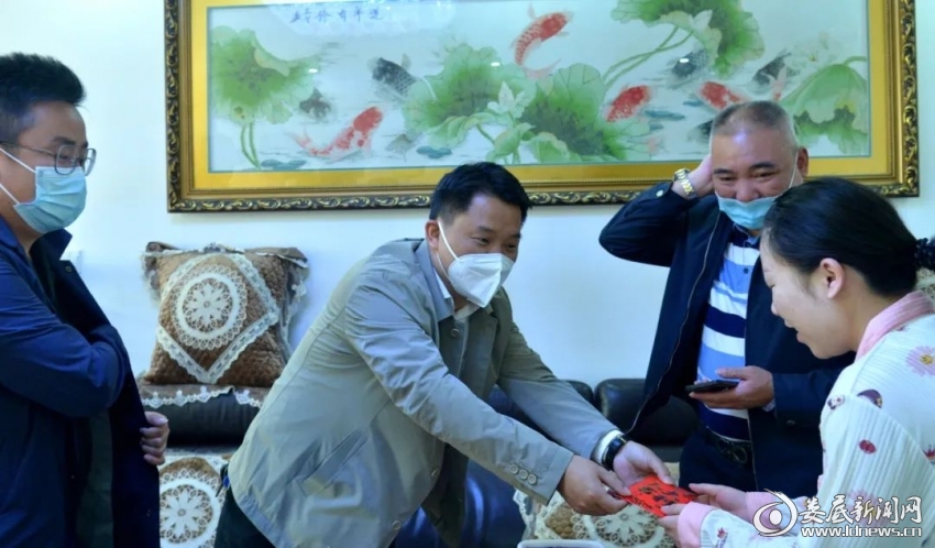 （区党工委副书记朱石牛在刘彬柱家中走访慰问）
