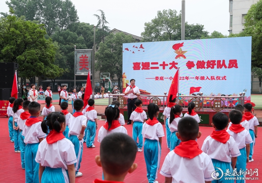 △在学校操场，“喜迎二十大 争做好队员”新队员入队仪式正在举行，邹文辉向新入队队员表示祝贺，向全市少年儿童致以节日祝福。