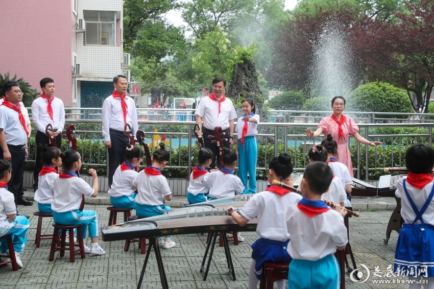 △邹文辉观看学生民乐团演奏