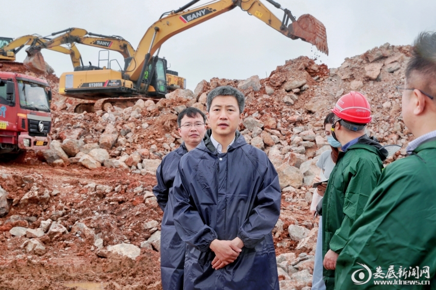 △曾超群在新化县温塘镇光伏场区建设现场，详细了解项目建设进度等情况。