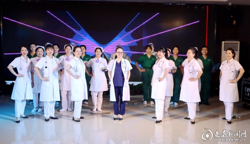 （表演开场秀《我们不一样》）
