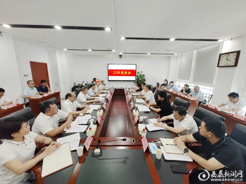 △图三，曾超群在湖南黄金集团有限责任公司座谈。