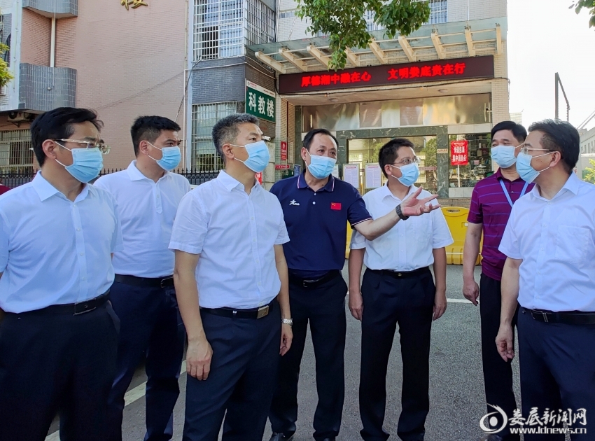 △在市中心医院西门路段,曾超群了解到医院周边交通拥堵,现场要求相关部门负责人会商,优化交通组织方案,切实解决这一问题。