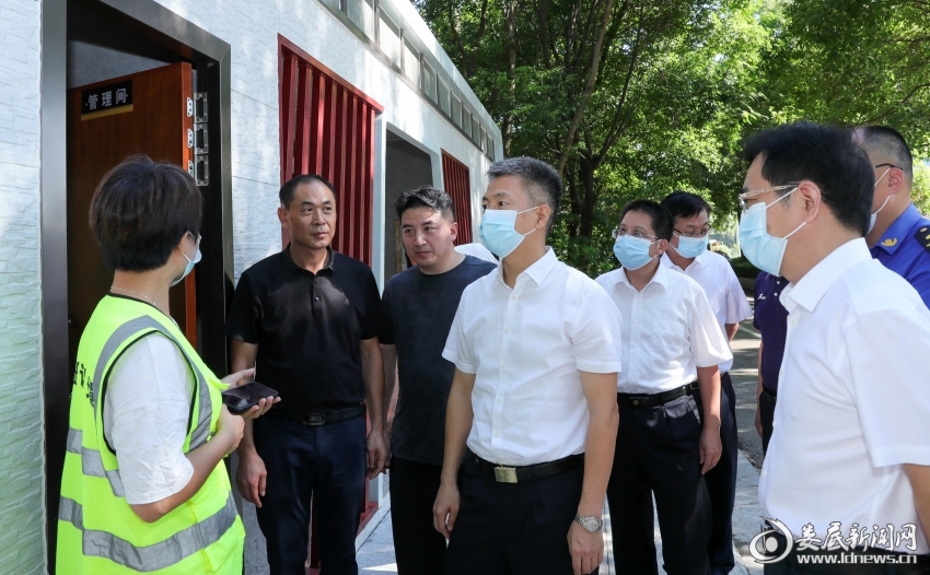 △7月10日,娄底市委副书记、市长曾超群在娄底中心城区督导检查创文工作,他首先来到长青街与吉星南路西南角察看新建环保公厕建设管理情况。