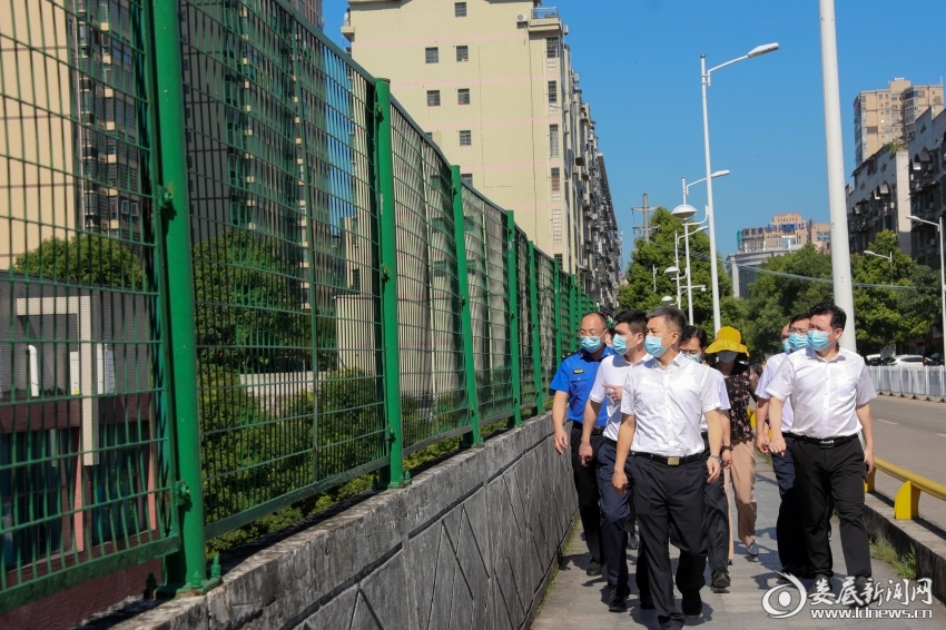 △在廖家社区,曾超群看到路边一栋自建房正在施工,他随即要求司机停车,步行前往现场查明情况。