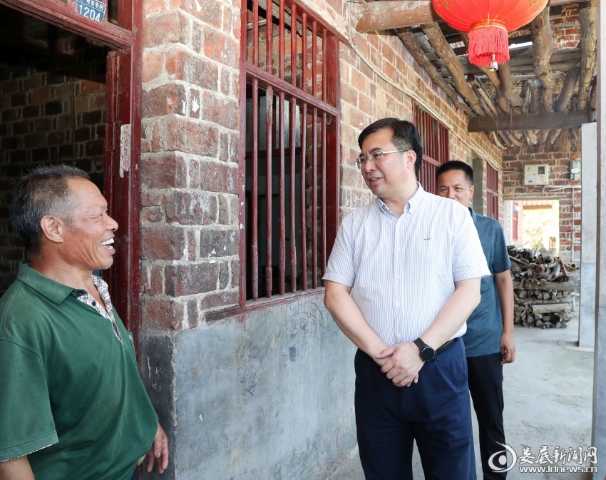 入户走访慰问脱贫不稳定户李洪才