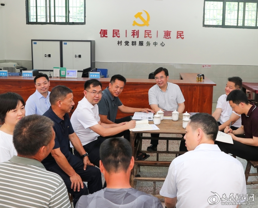 在大龙村村部一楼大厅，以“屋场会”形式交流座谈