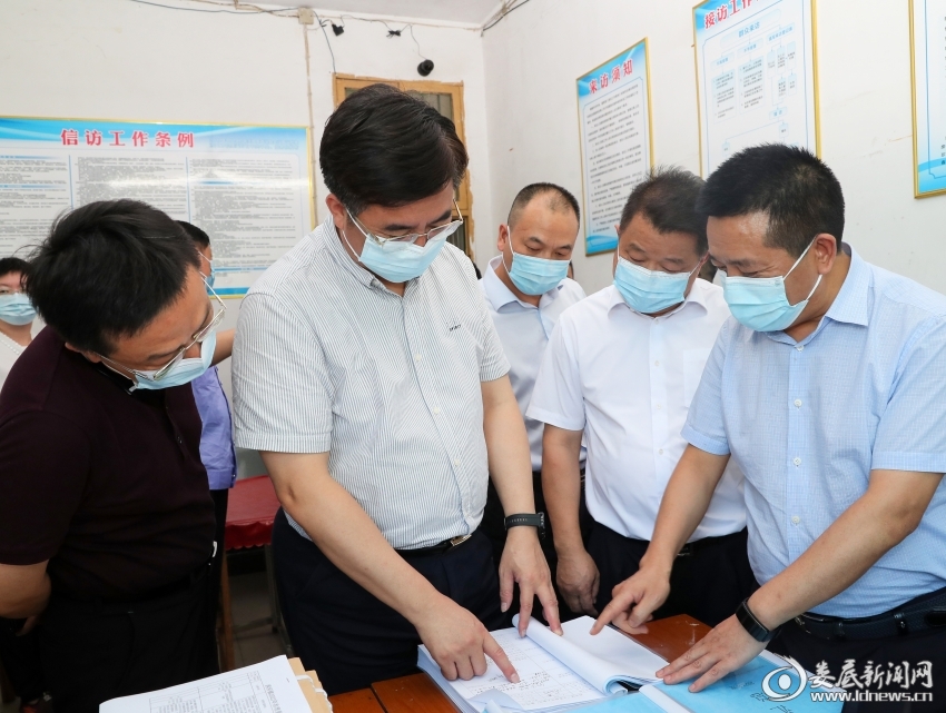 在西河镇政府,调研督导信访维稳、反诈打跨工作,察看信访接待室