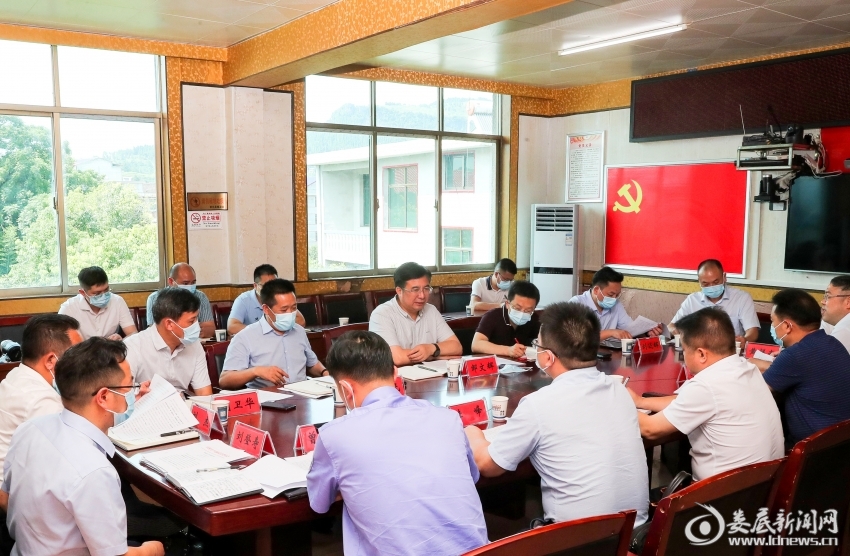 在西河镇四楼会议室召开座谈会