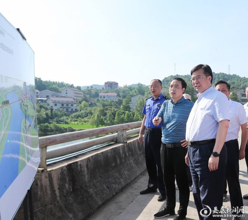 在犁头嘴大桥调研两河四岸关键节点