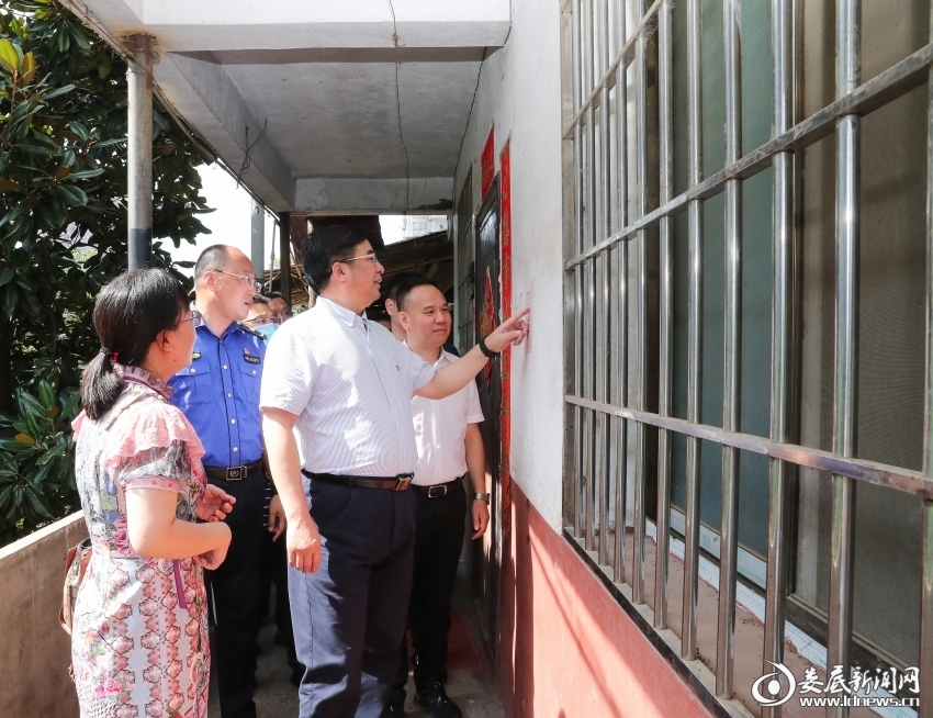 在关家脑桥调研自建房安全工作