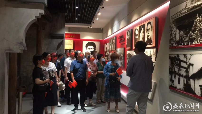 （参观蔡和森同志纪念馆）