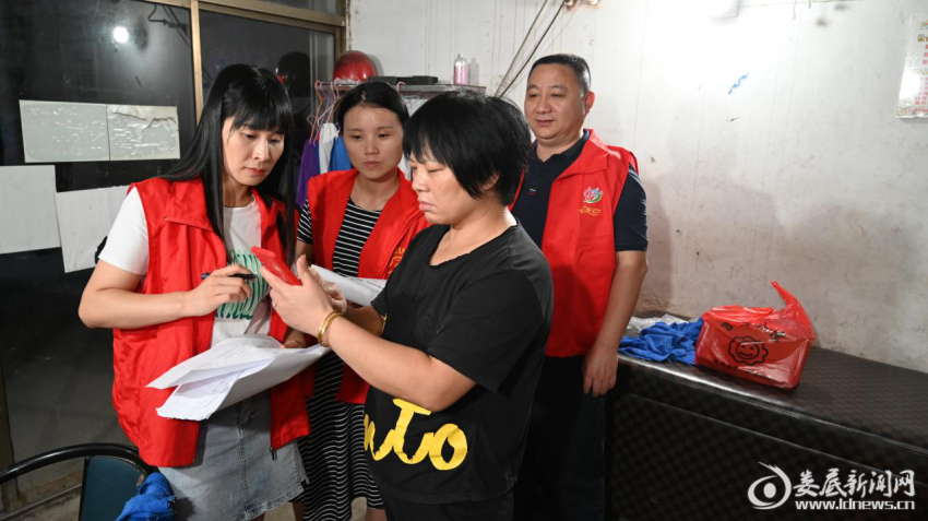 （娄星产业开发区志愿者和高溪社区的工作人员一起进行入户摸排行动）