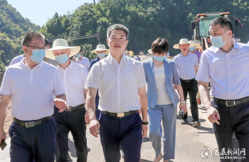 △8月10日,娄底市委副书记、市长曾超群赴涟源市调研抗旱工作。